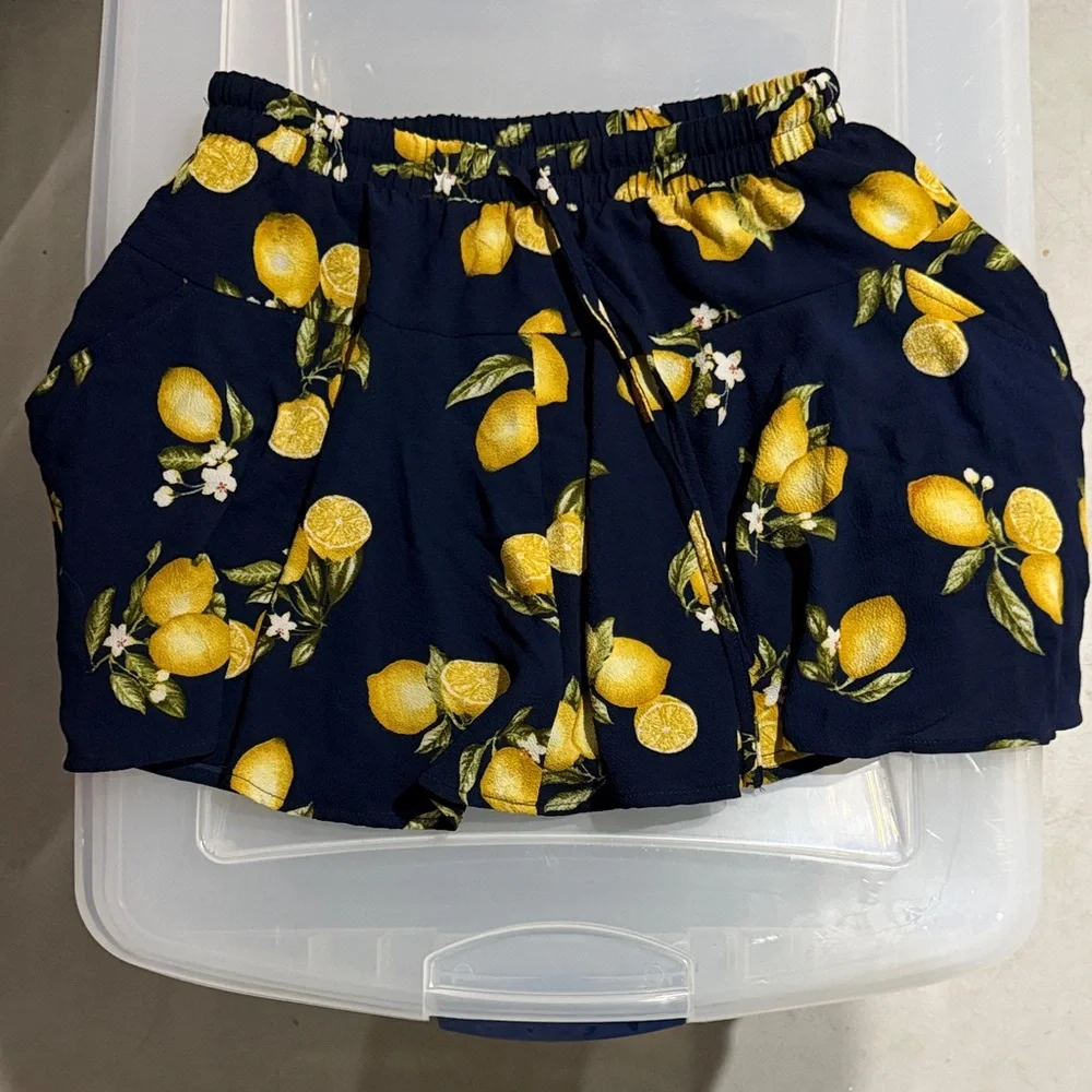NWOT Sadie and Sage Navy Lemon Print Skort 🌸